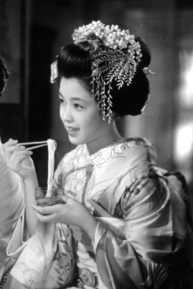 1953年，十九岁的若尾文子，在《祇园歌女》中的一幕。云髻雾鬟、簪星曳月的少女，