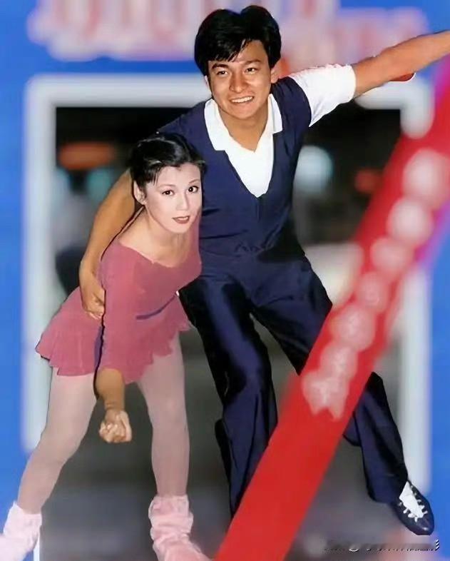 翁美玲&刘德华～摩托车旁依偎的身影，冰上的每一次旋转、每一个托举，定格成一抹难忘