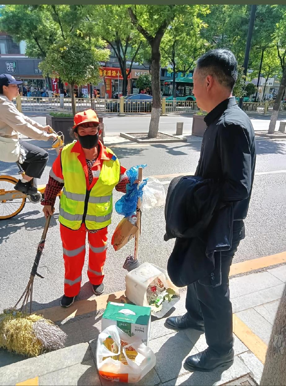 4月25日下午，莲湖路地铁口出现了一件暖心的小事。同事计先生不小心遗失了装有现金