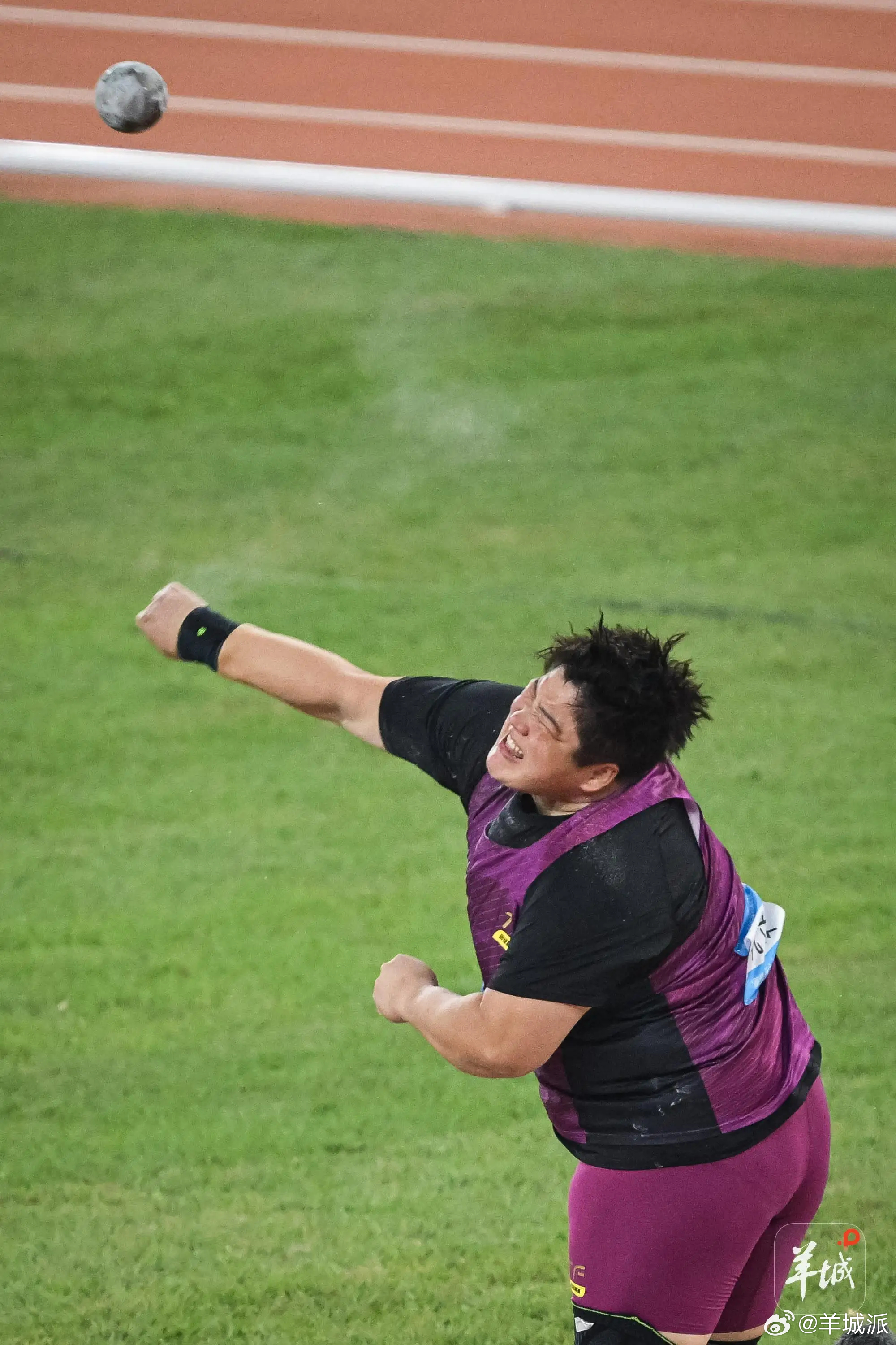 【记者手记 | 与巩立姣的三次邂逅，告诉你不一样的铅球“女王”】持球、屈肘、转身