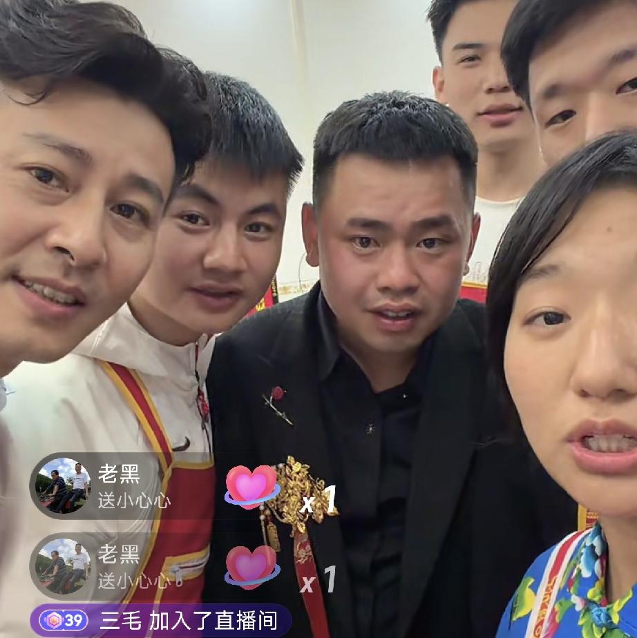 小小徐的同村邻居也是这几天结婚的王小勇出现了，今天早上李不管开直播，王小勇出现在