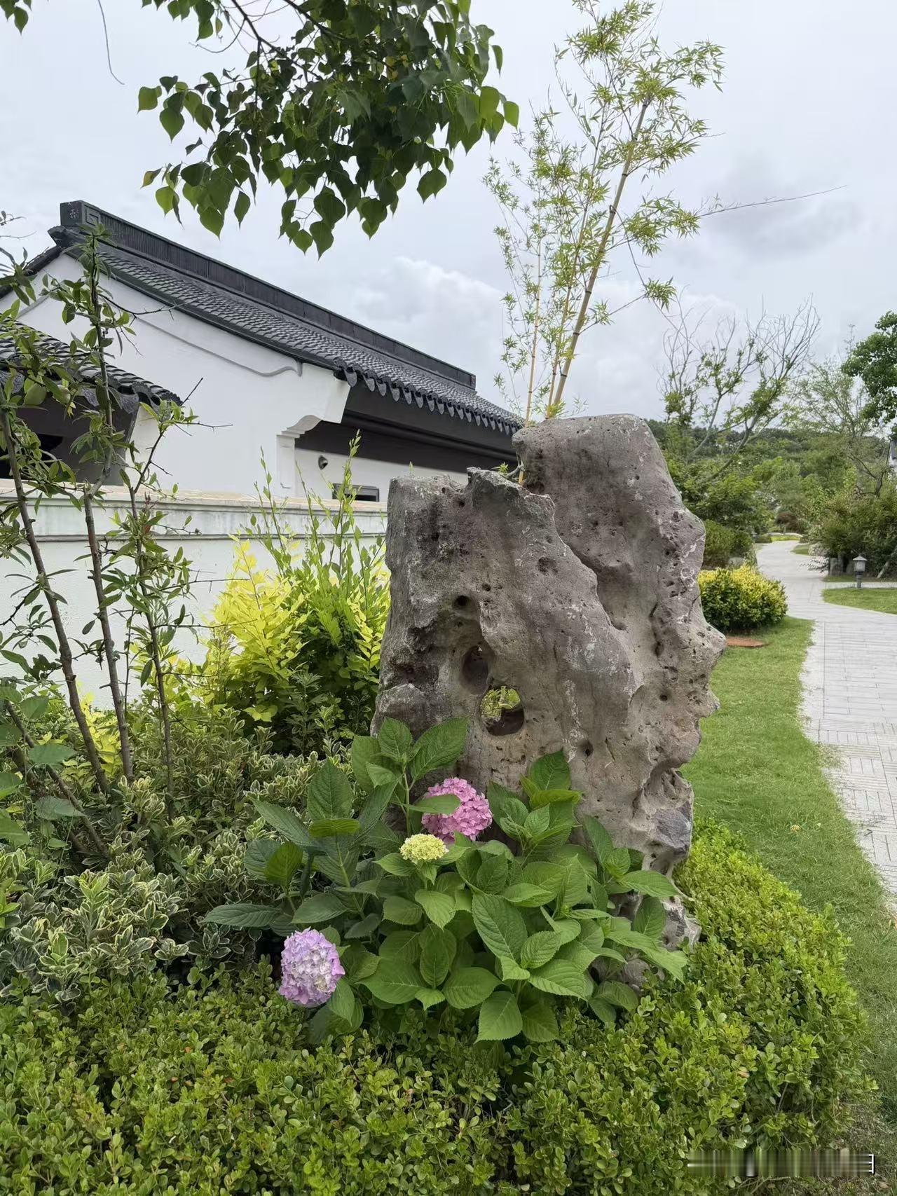 清平乐·偷得浮生半日闲

水澄云净，遥岸一声磬。放棹归来风波定，鱼雁天涯留影。
