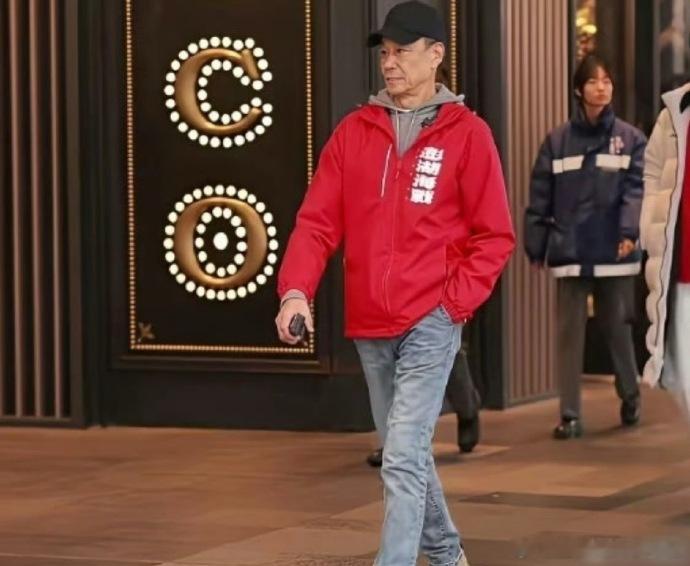 他生于1946年，虚岁已经80了，这样的岁数这样的状态无敌了！就问你服不服？ 