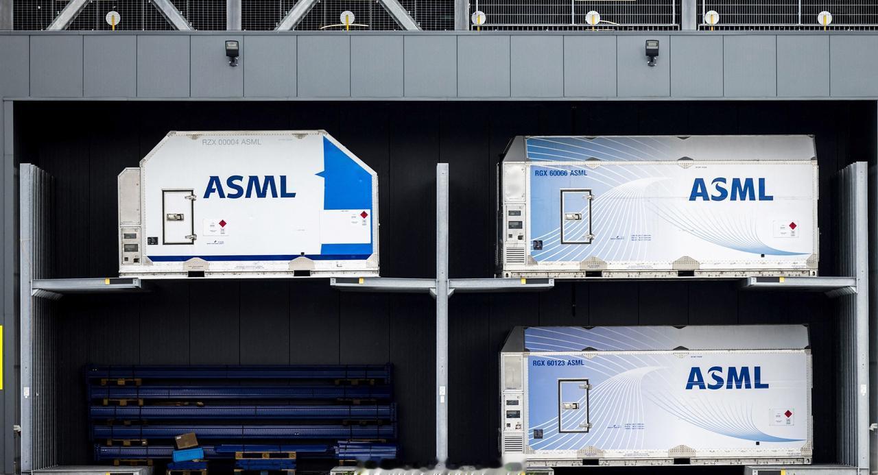 【ASML遭炮轰：DUV光刻机也不能卖给中国】据荷兰国家广播公司(NOS)报道，