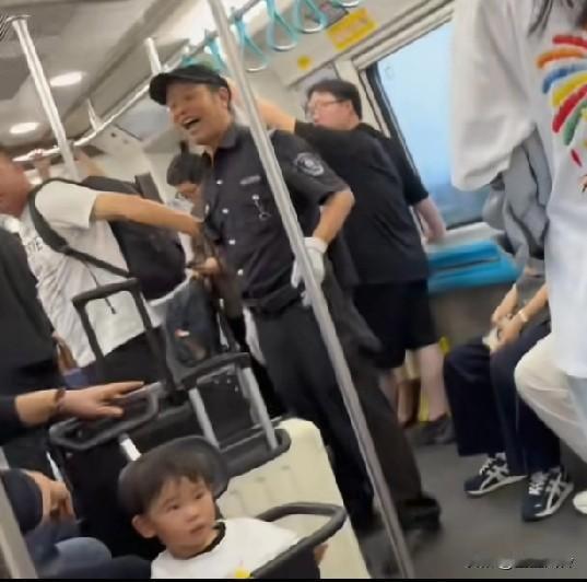 四川成都一岁多孩子在地铁上吃东西，保安与家长发生冲突，是至今不敢开评论的成都地铁