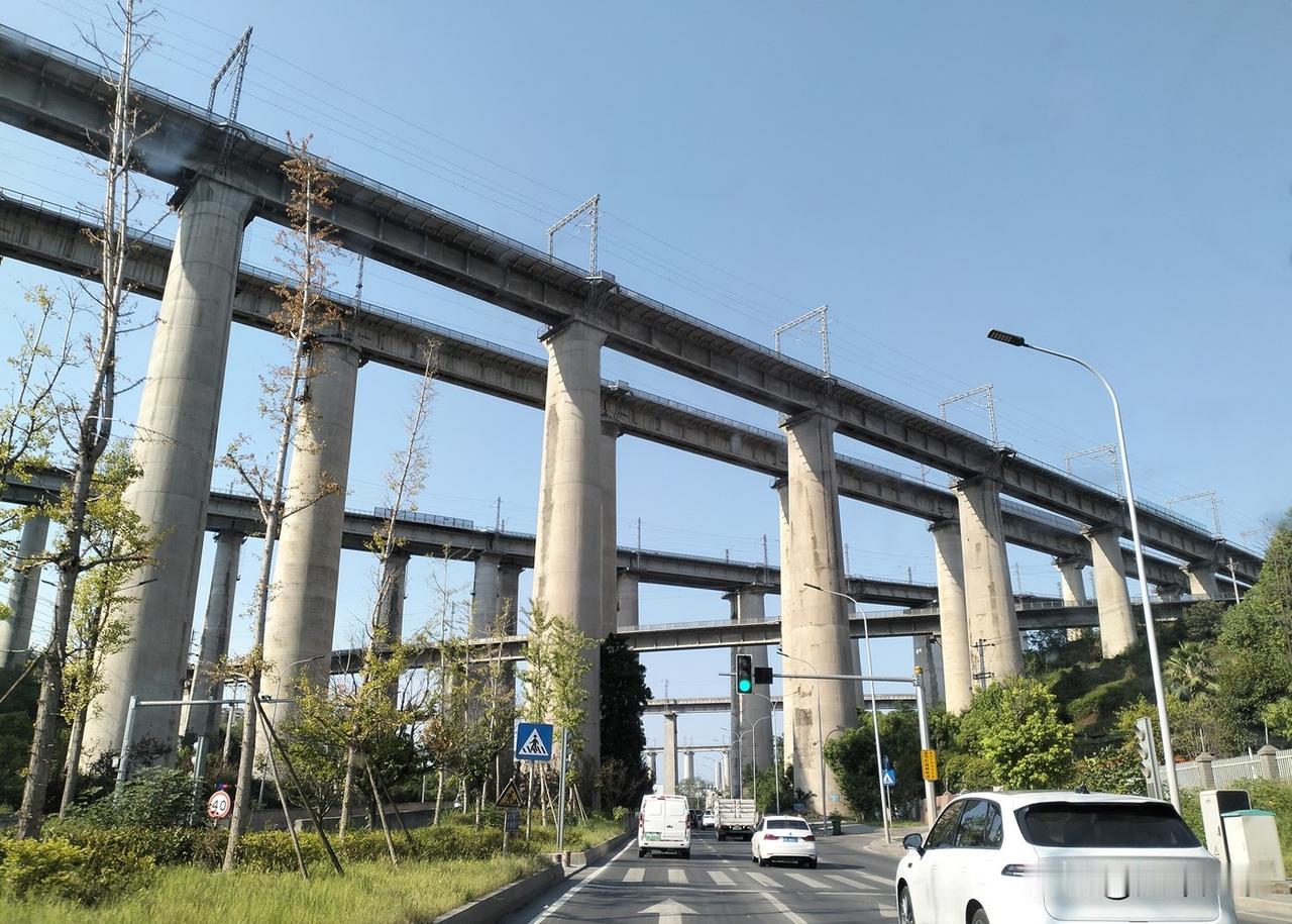 重庆沙坪坝区井口与两江新区同兴交界地带，这里有多座铁路桥，都是这二十多年修建的。