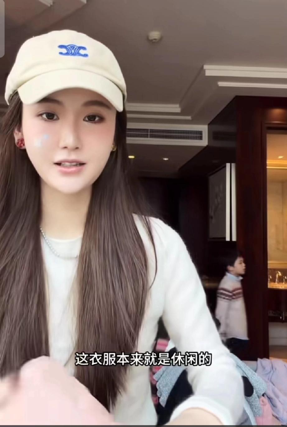 楚玲直播时儿子六宝意外闯入镜头，把楚玲吓得够呛，赶忙给六宝说：“你是小孩子，是不