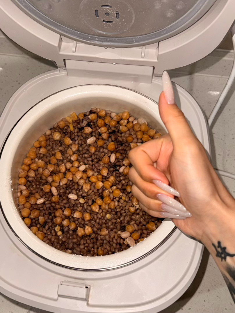 大晚上蒸了一大锅鹰嘴豆麦仁饭分装了一万份（太香了 边吃边分装的） 