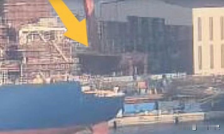 如果没看错的话，艉部左边就是之前的2弹凹槽模块。也就是说，头跟屁股主要是在这个棚