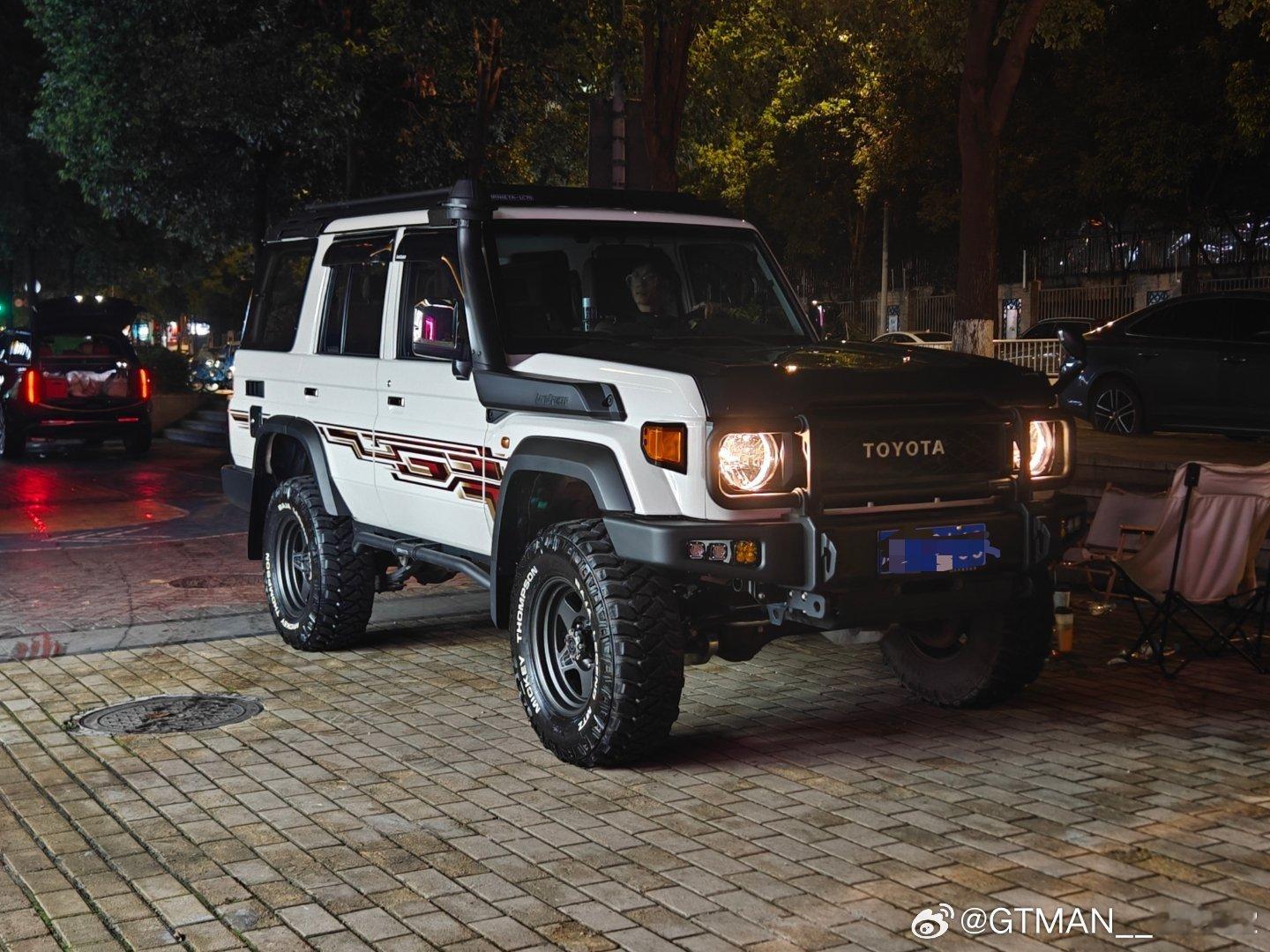 白色LC76，改得太帅了，我觉得目前最帅的两款越野车，LC和烈马。 ​​​