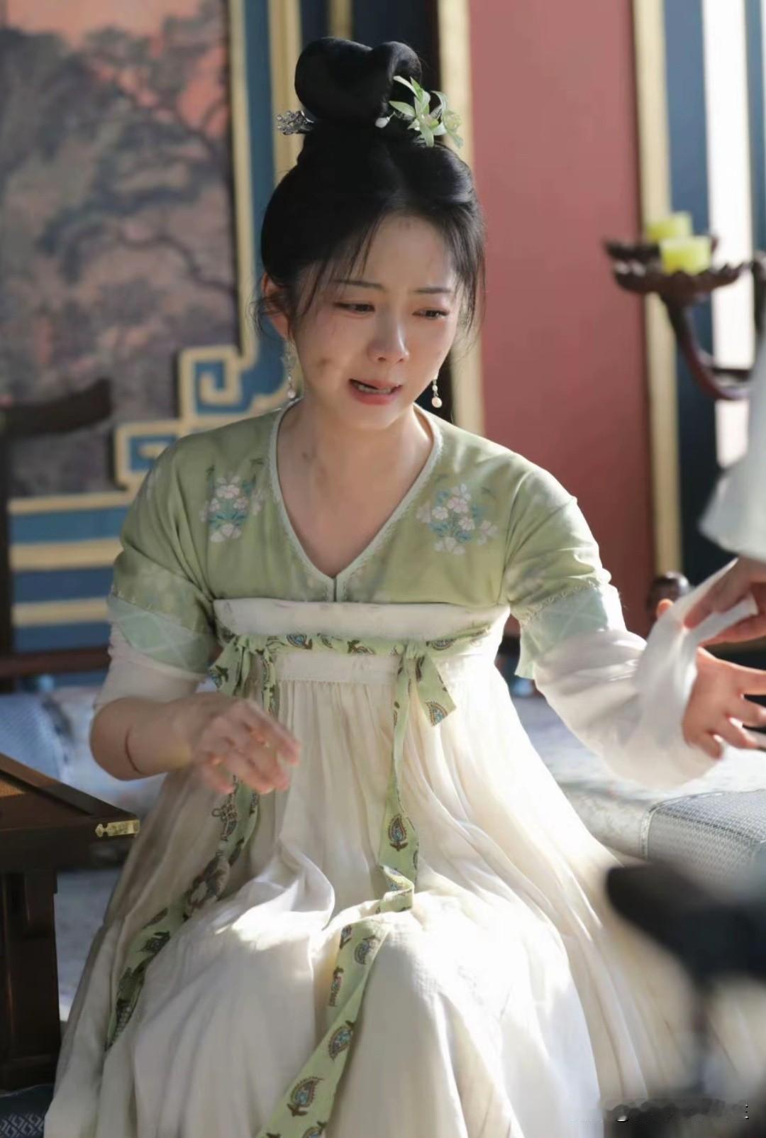 我妈现在简直谭松韵古装粉，天天看她剧笑嘻嘻，就等新剧上架啦。谭松韵演技实力 明星