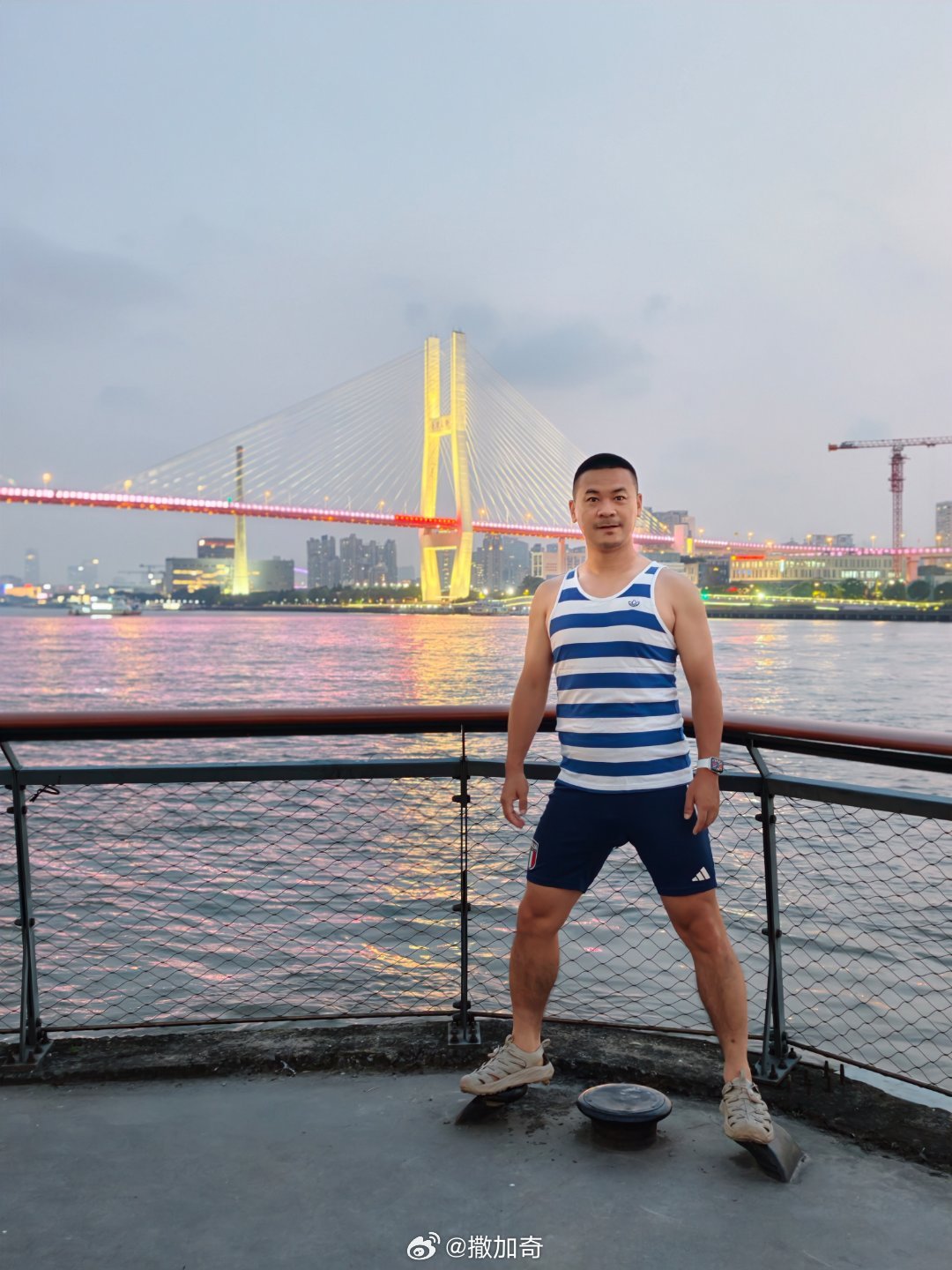 室友说，快去刷碗，刷完了我们出去溜达溜达。然后就屁颠屁颠去刷碗了！外面好凉快啊！