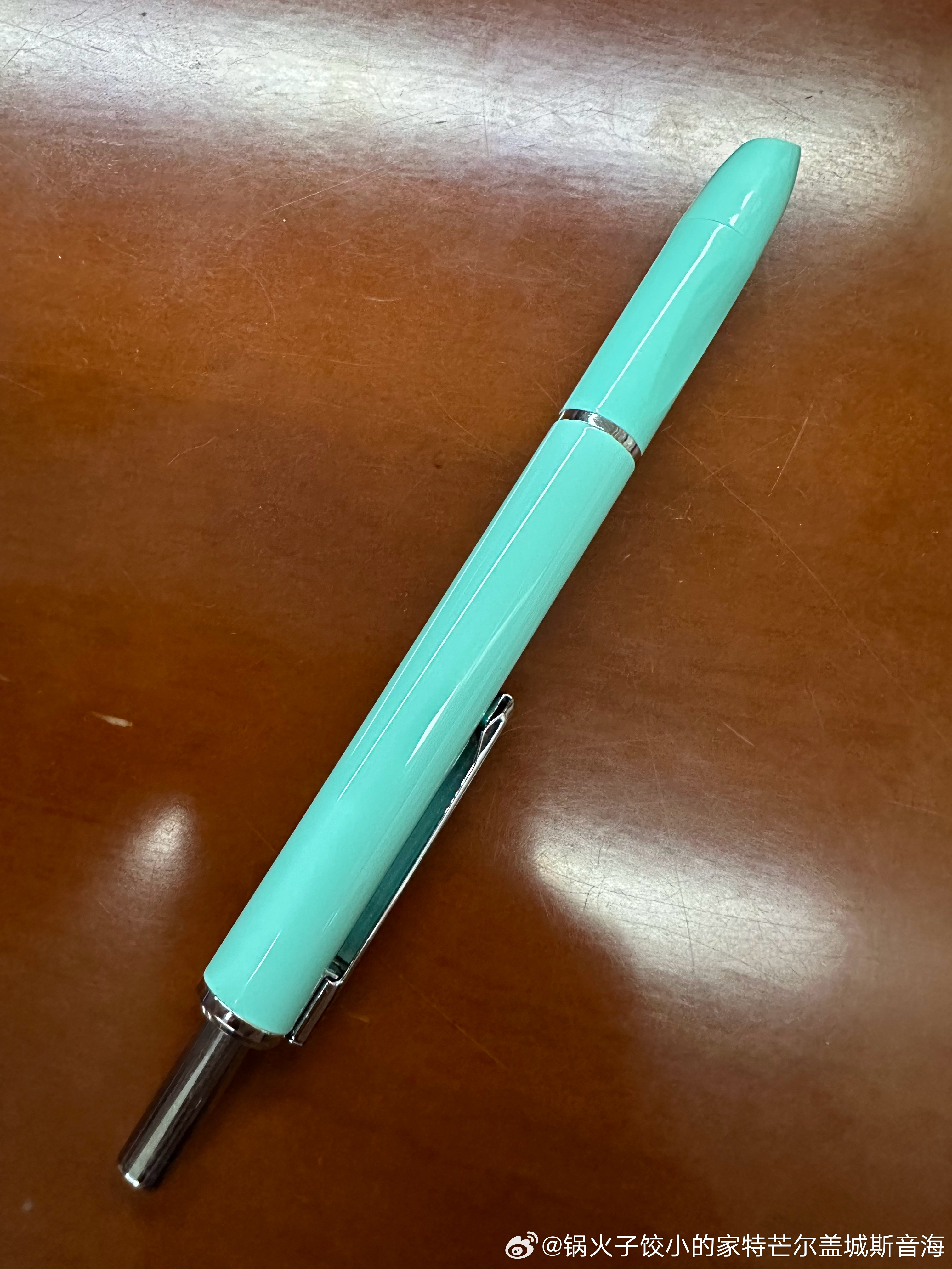 最喜欢的钢笔，莫名其妙的笔尖就分开坏掉了。我也没有摔它啊，不知道为啥好好的笔尖就