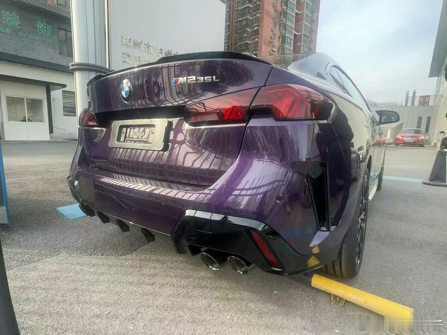 之前觉得前驱M235L这个尾标有冒充M2的嫌疑后来发现进口后驱M240反而不用这