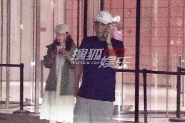 李乃文写字楼接老婆，夫妻俩温馨又甜蜜 ​​​