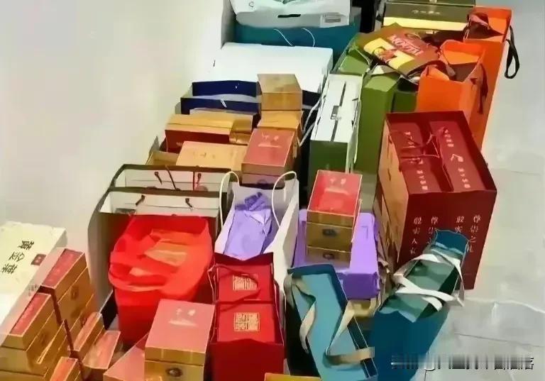 🎉中秋狂欢，亲戚“袭”来，你家的“礼”山“食”海准备好了吗？🏠🎁
嘿，小伙