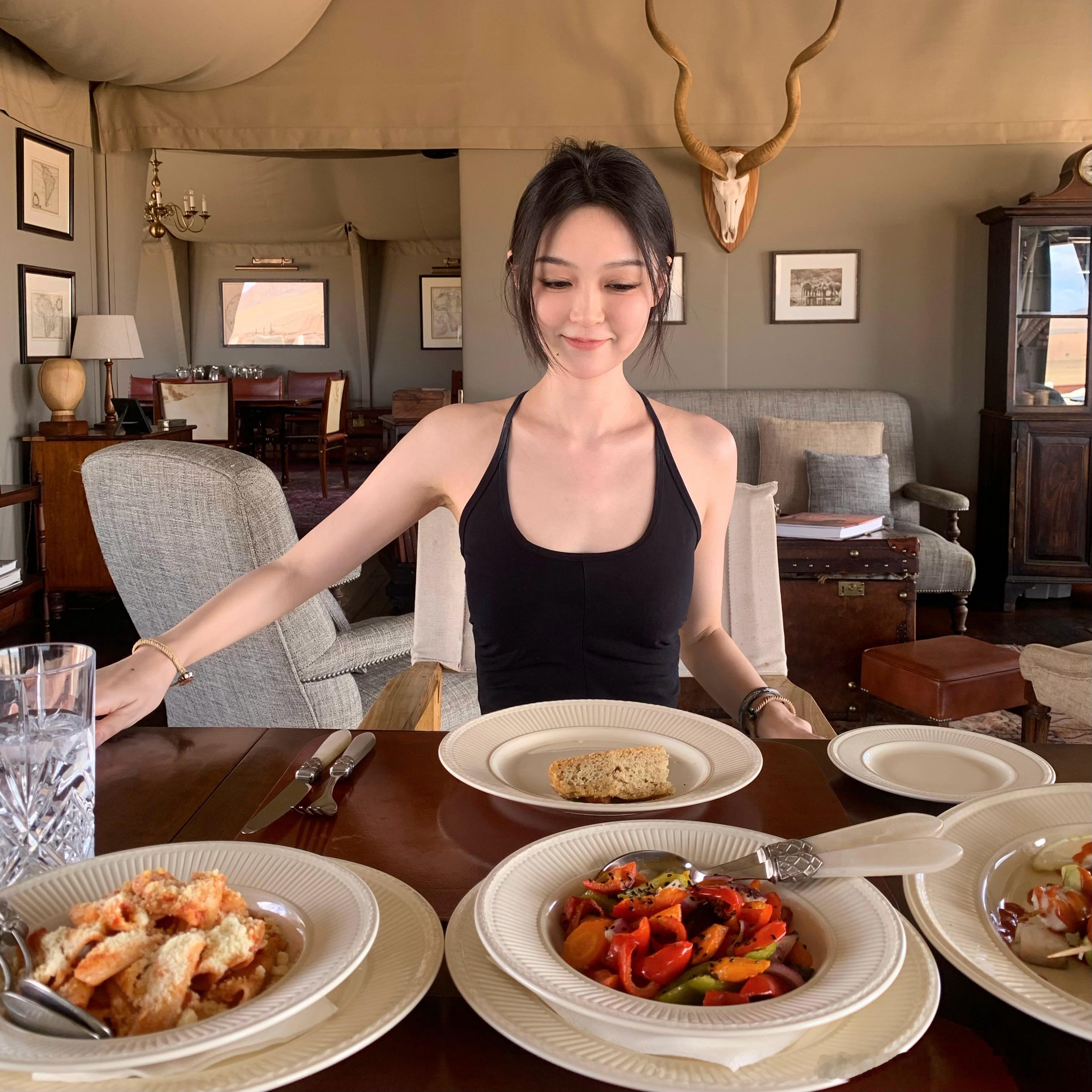 工资背心版小黑裙 微弹针织布面料 包裹性很好腰两侧做的手工压褶 超级显瘦做打底裙