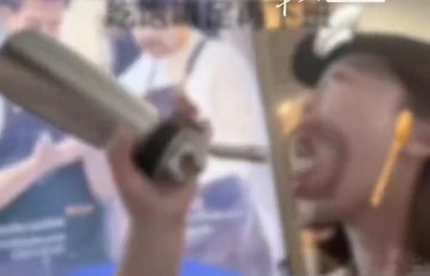 瑞幸员工对嘴喷奶油下班了，过期原料也是要废弃的，而且人家也没嘴巴含着吃啊、远远的