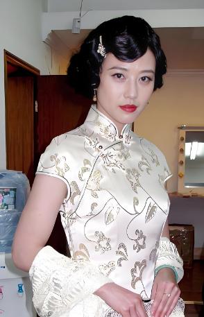她不顾全家劝阻，毅然割舍香港的如日中天事业，陪小七岁男友到北京生活，父亲却直言，