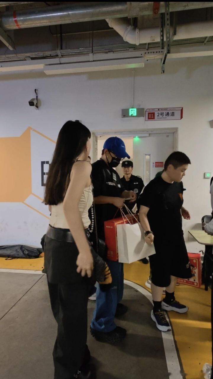 曝这期歌手有吴莫愁吴莫愁来歌手了曝歌手第五期补位嘉宾，网友偶遇都拍到了！莫愁要是