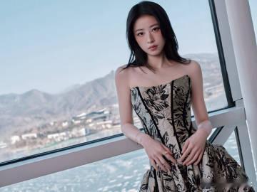 周雨彤繁花抹胸裙 周雨彤穿上繁花抹胸裙，仿佛自带光芒。繁花曳影，她的一颦一笑都散