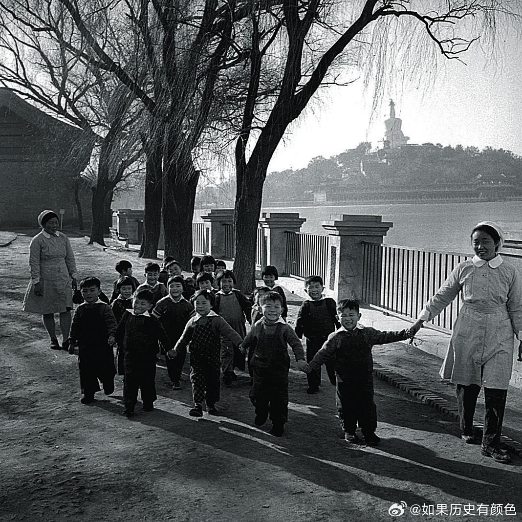1951年，北京，幼儿园的孩子们在北海公园游玩。摄影 吴宝基In 1951, i