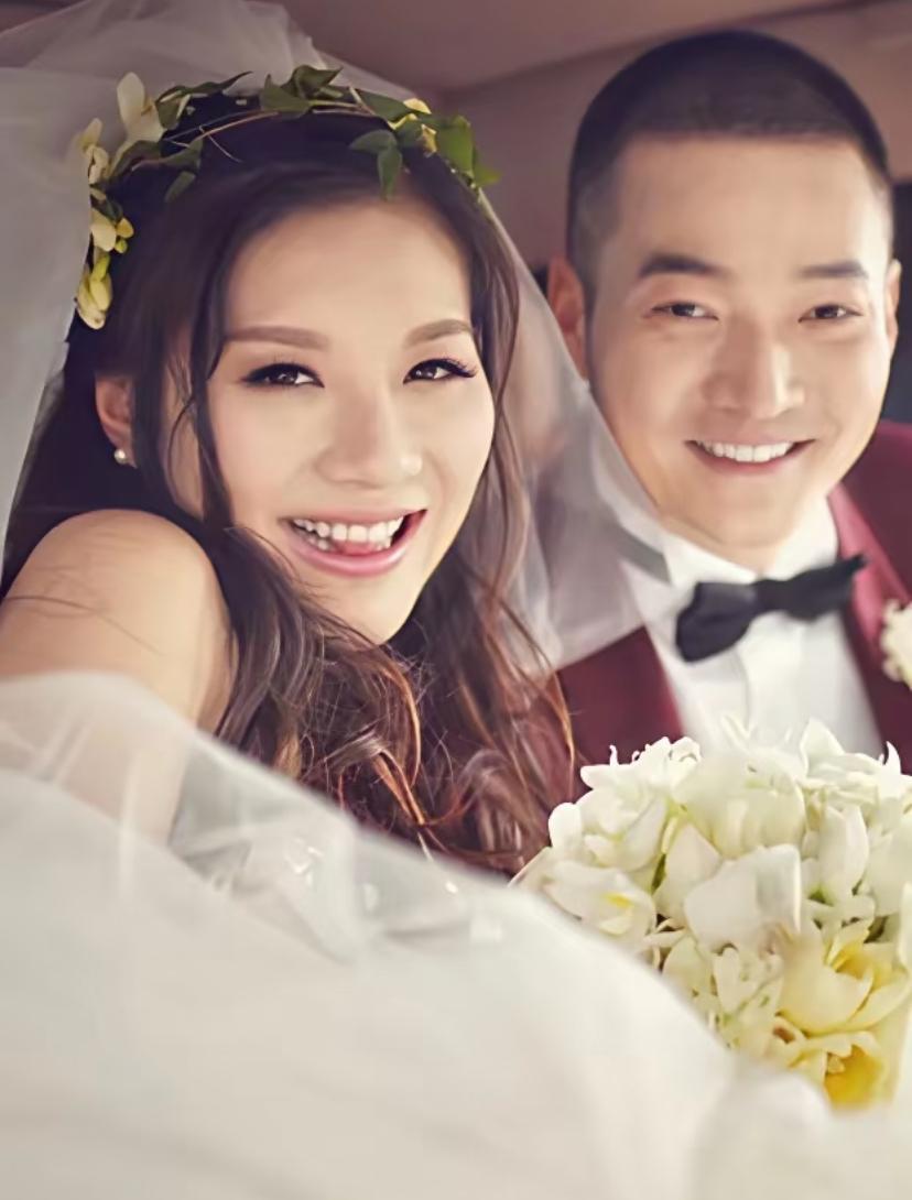 今天刷头条才知道喻恩泰居然比王宝强还要悲催
王宝强也就是让经纪人给绿了
但是喻恩