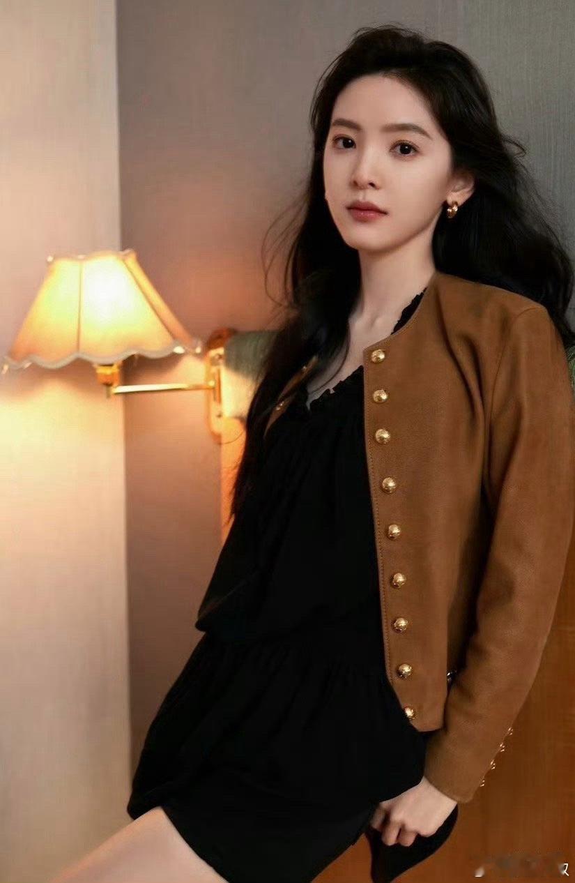 章若楠的穿搭终于开窍了，短外套配黑色迷你短缺，时尚又热辣滚烫 ​​​