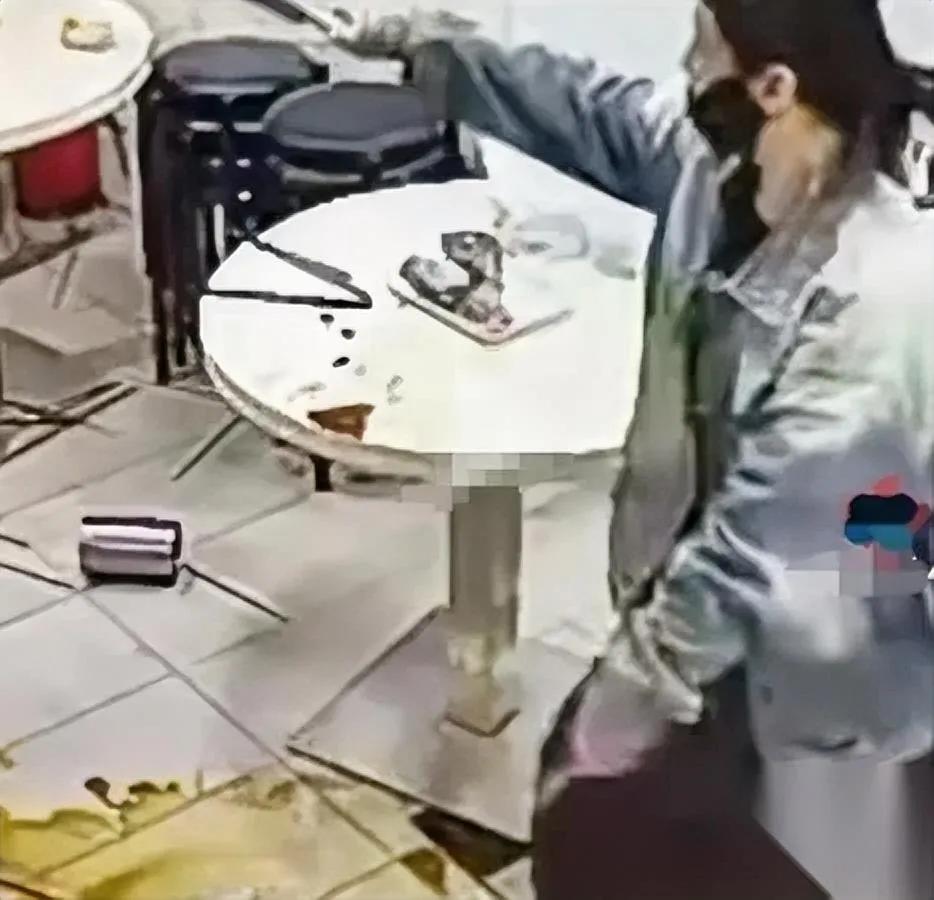 吃牛杂遇到个事——

差点吓出我一身汗。

女顾客手机没电付不了钱，居然抄起菜刀