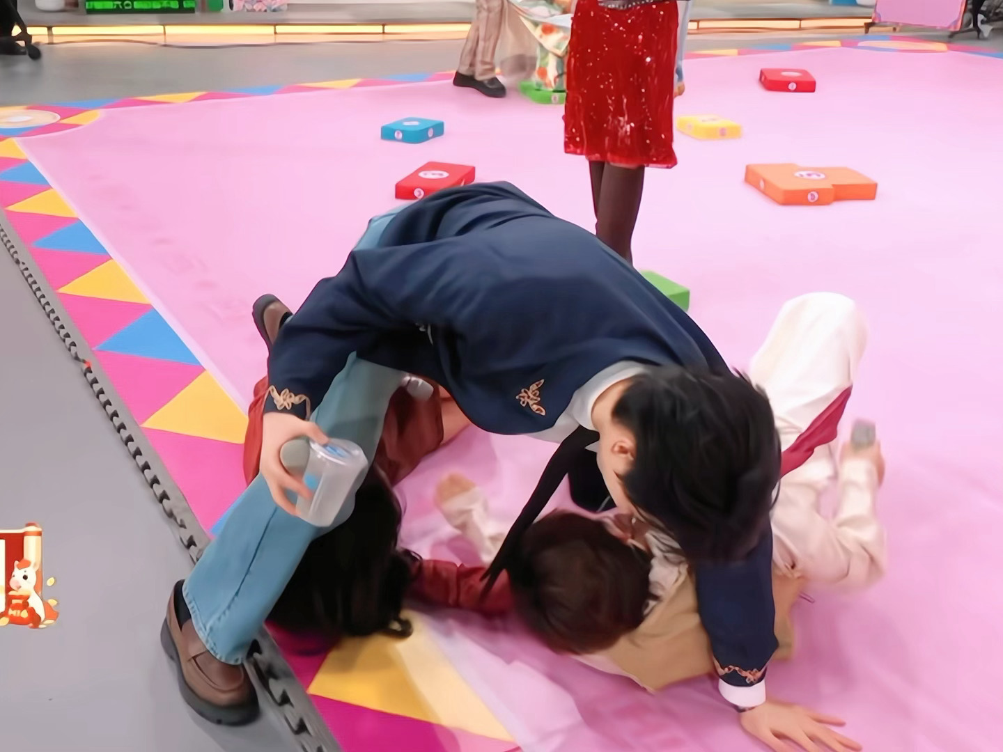 Woc你们懂不懂你好星期六玩游戏大家都要摔倒了，魏大勋条件反射单手支撑避免伤到身