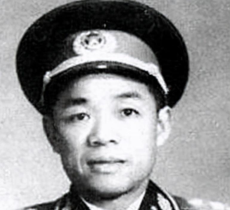 常听说官职越做越高，这位将军为何职位反而逐渐下降，最终只能授少将军衔？
1954