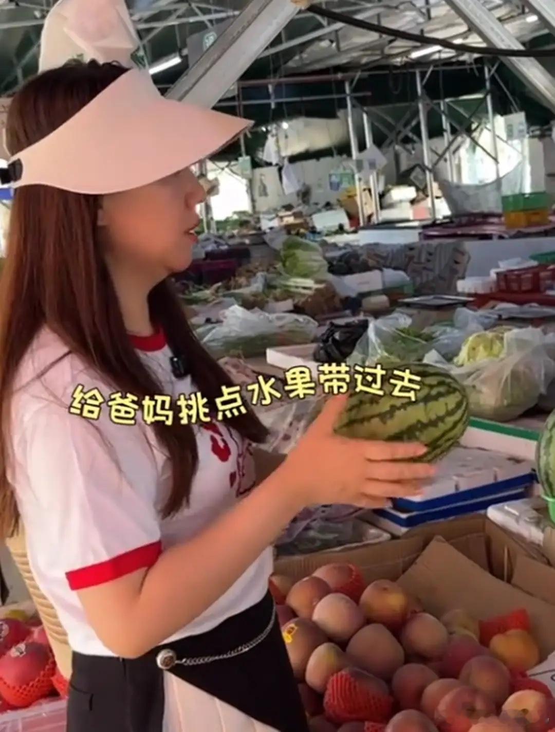 关凌回娘家看爸妈，44岁的她也老花眼了，父母在北京住的房子真大！ ​​​