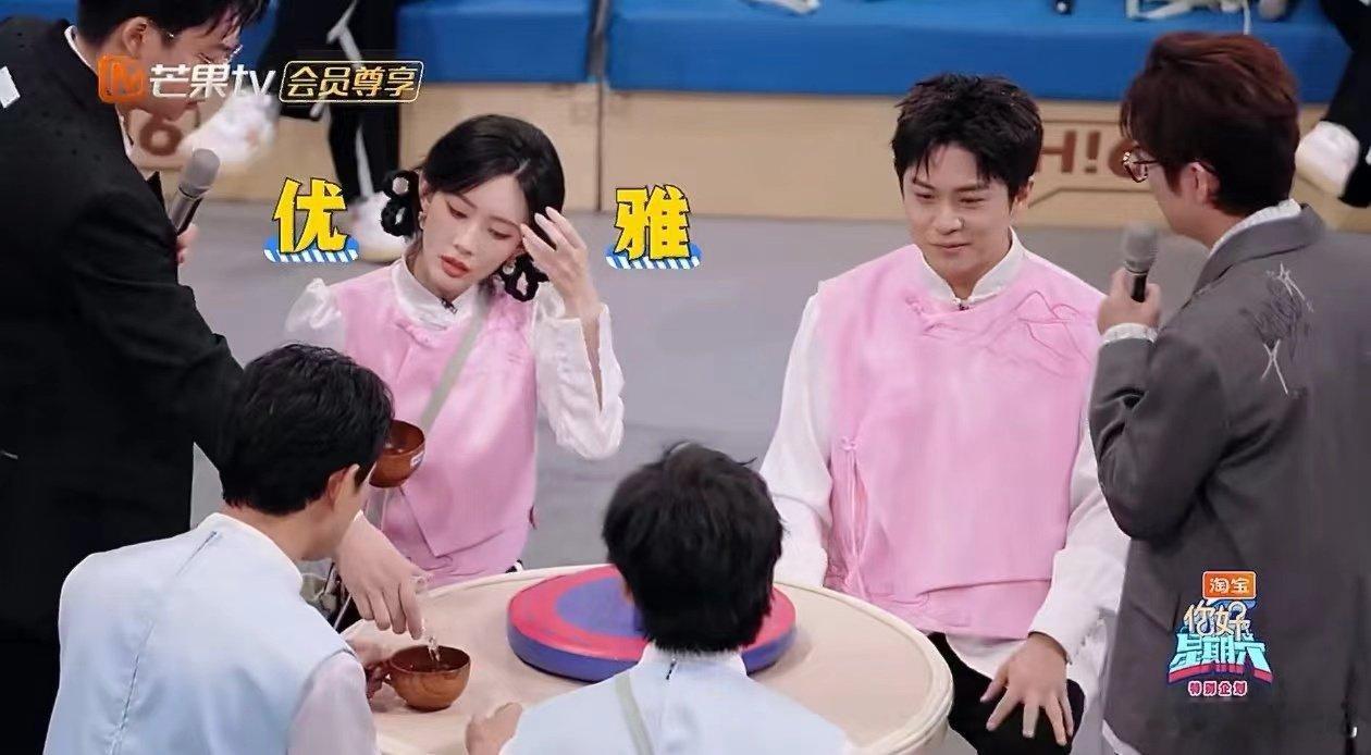 孟子义[超话]孟子义泼水像喝咖啡一样优雅你好星期六绝了！孟子义玩游戏也不忘优雅！