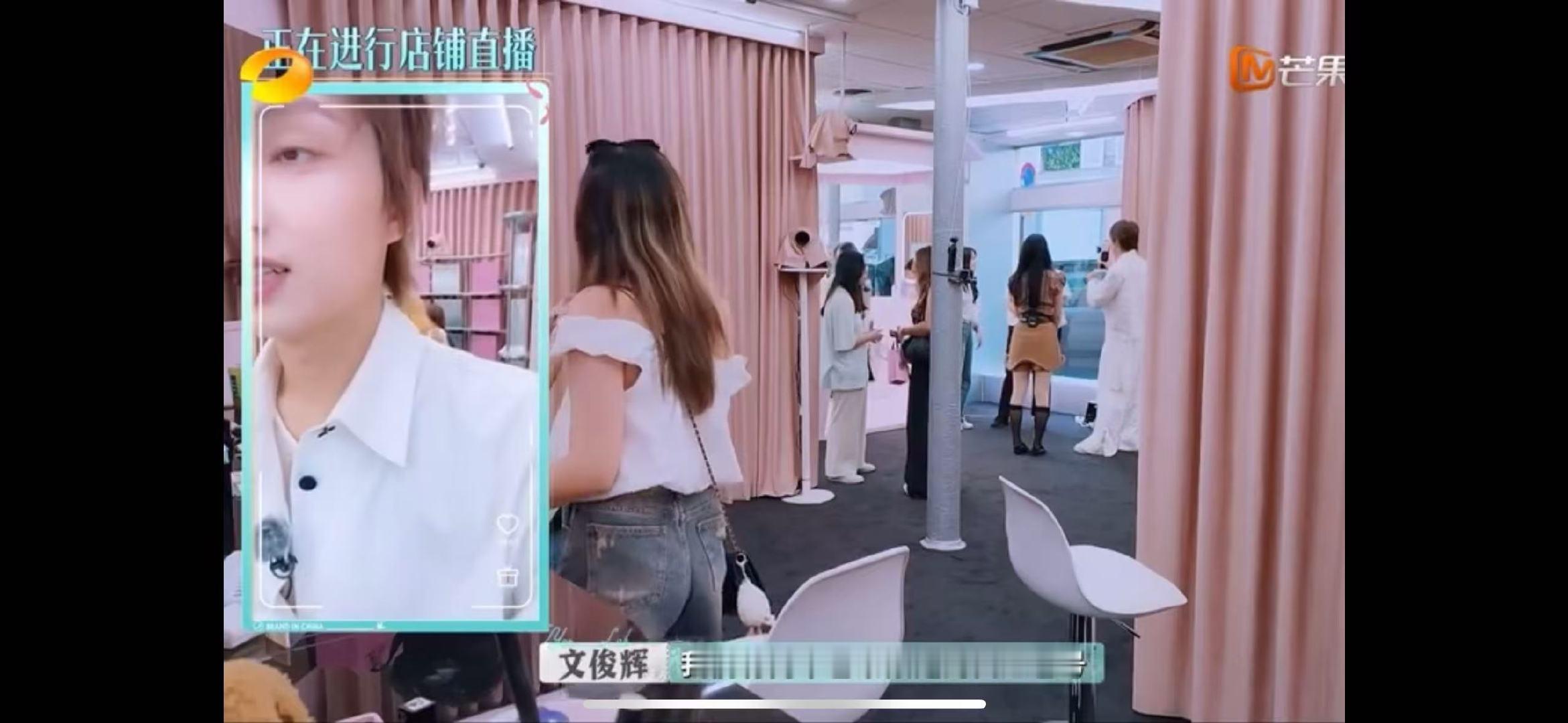 李佳琦输出担当文俊辉翻译担当 李佳琦+文俊辉=超强组合！韩国顾客咨询产品，李佳琦