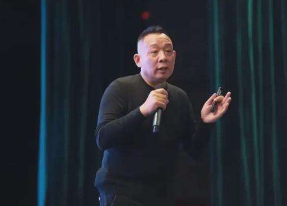于东来怒批国产企业！卖给美国8000，国内卖12000，收入低的国人，凭什么最贵