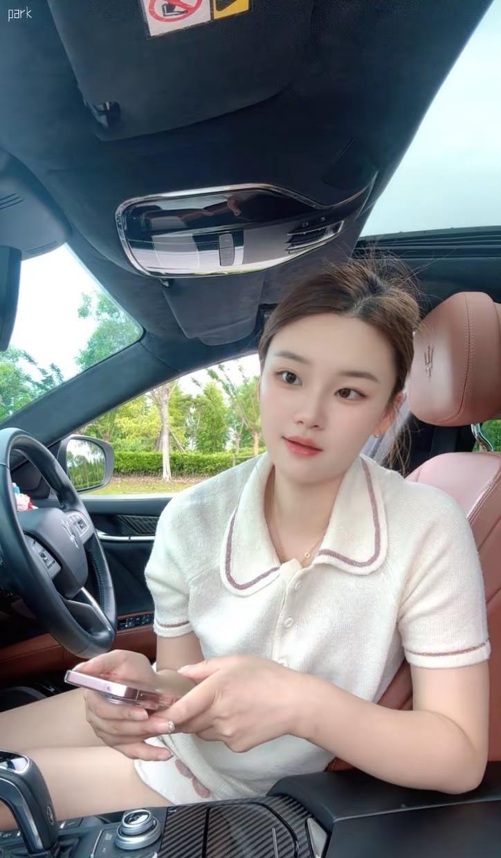现在的行情是，女的嫌男的穷，男的嫌女的老，女的是怕男的骗色，男的是怕女的骗财，最