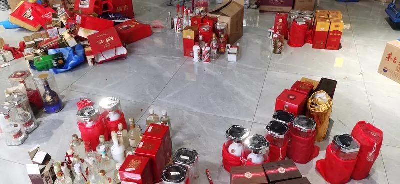 最近我国公安机关干了件大好事，成功摧毁了一条特大假酒制造和销售网络。这个假酒网络