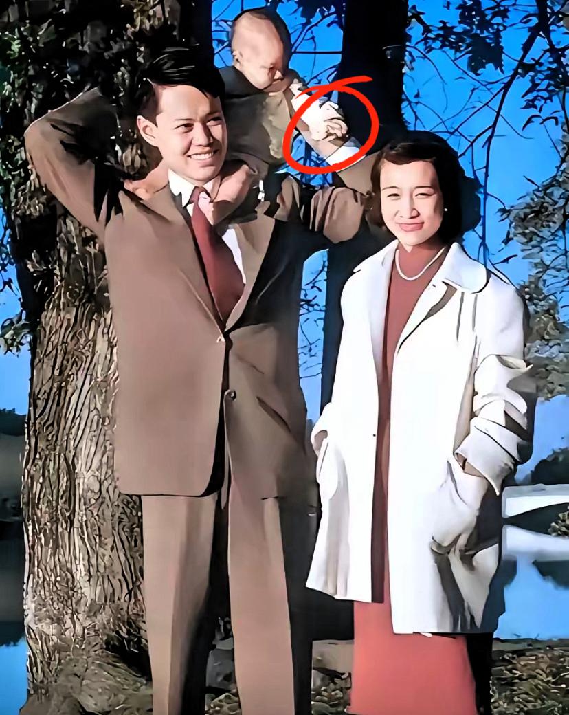 103岁诺奖先生走了！
那张1951年的全家福，
藏着他最暖的53年

翻到他1