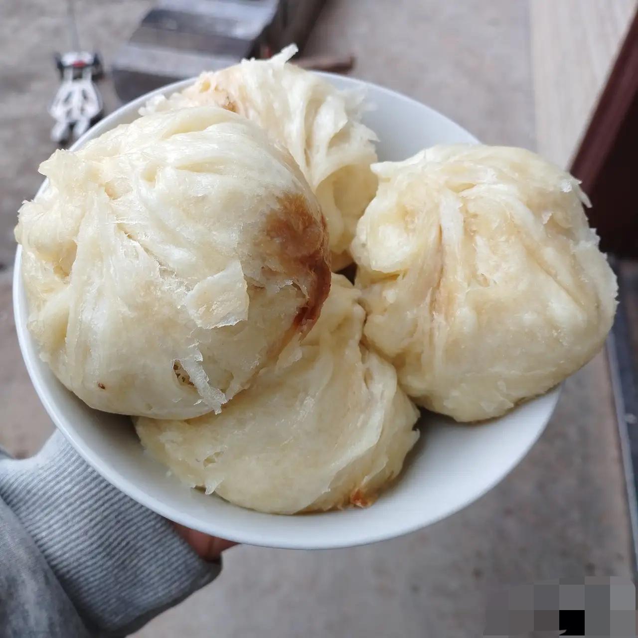 我朋友减肥成功，

靠挨饿和少吃瘦了40斤，

她只坚信一个道理，以一个原则为中