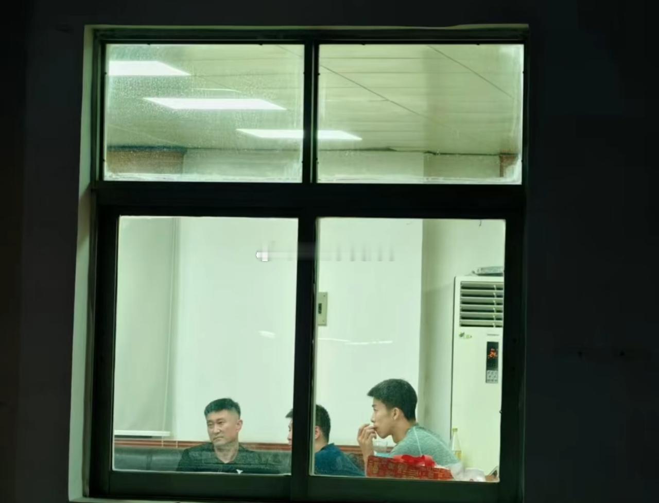 网友1话：是不是研究张浩嘉跟杜润旺怎么分配上场时间？网友2话：票卖不出去，感觉他