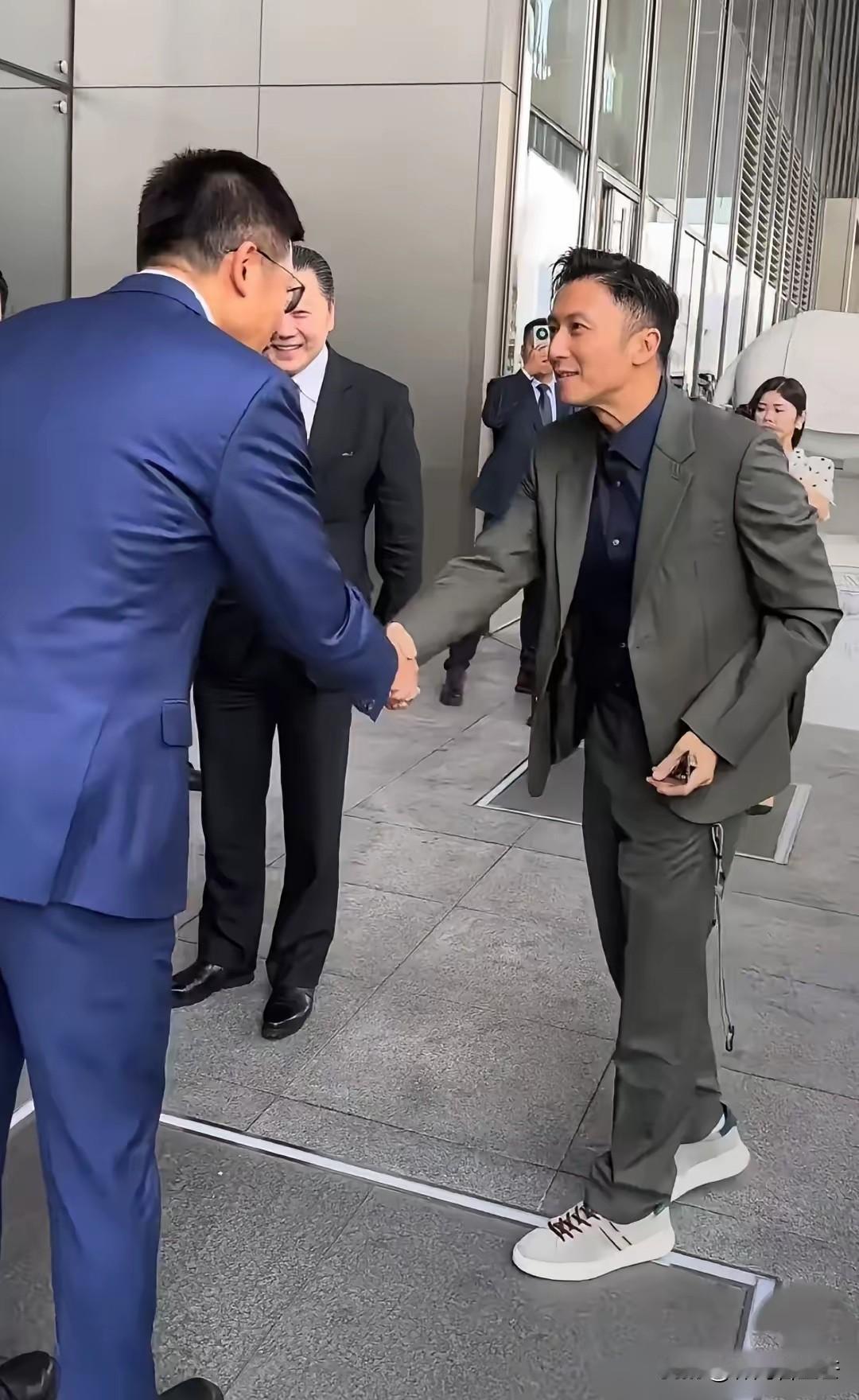 王菲确实好福气，最后和谢霆锋这样，可内可外，出得厅堂下得厨房，唱得了歌，做得了生
