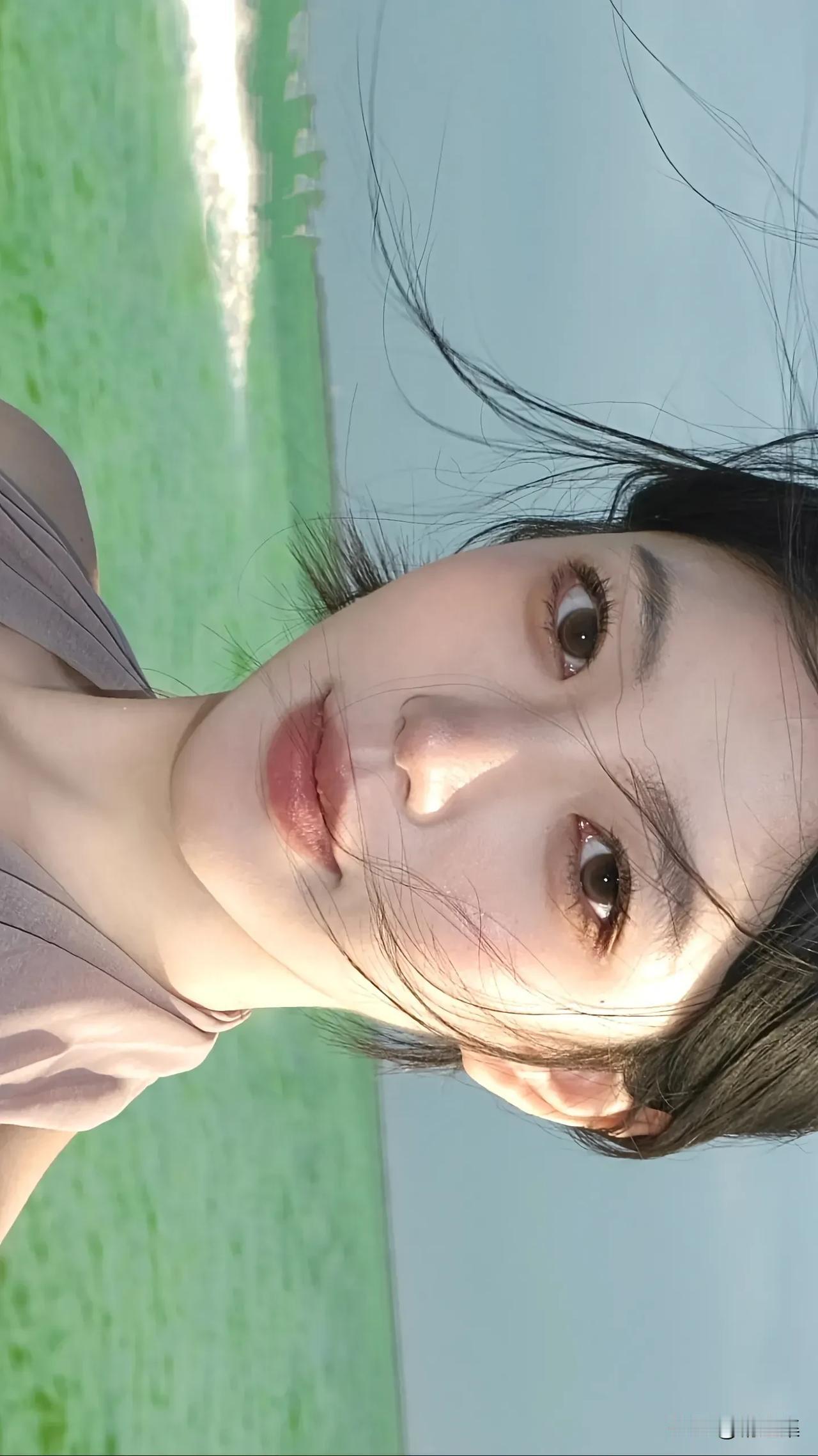 阳光洒满的夏日，微风拂面，少女微笑，美好时光定格。