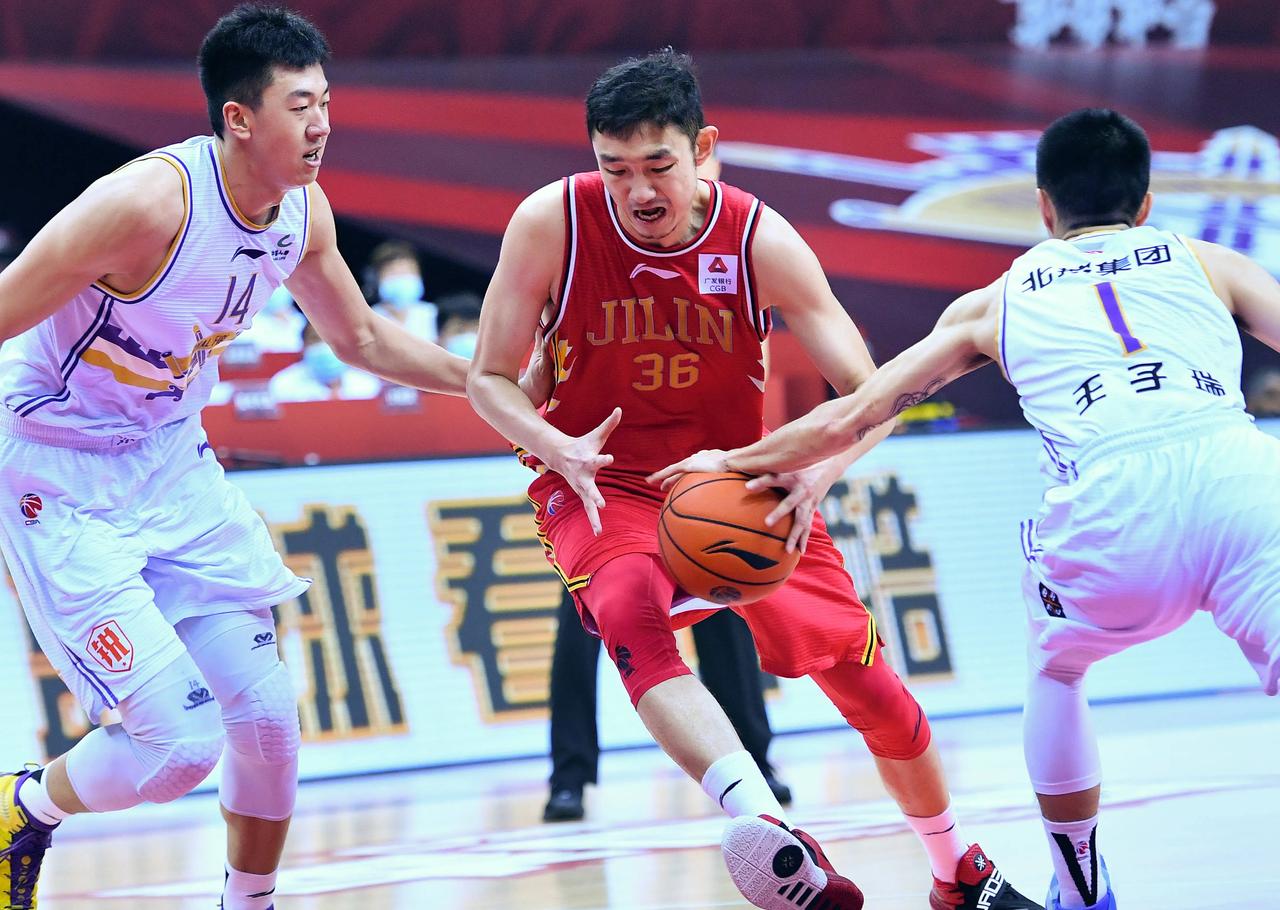 事关亚冠小组出线，最后一场小组赛即将开始。
山东泰山队放走了合同未到期的费莱尼和