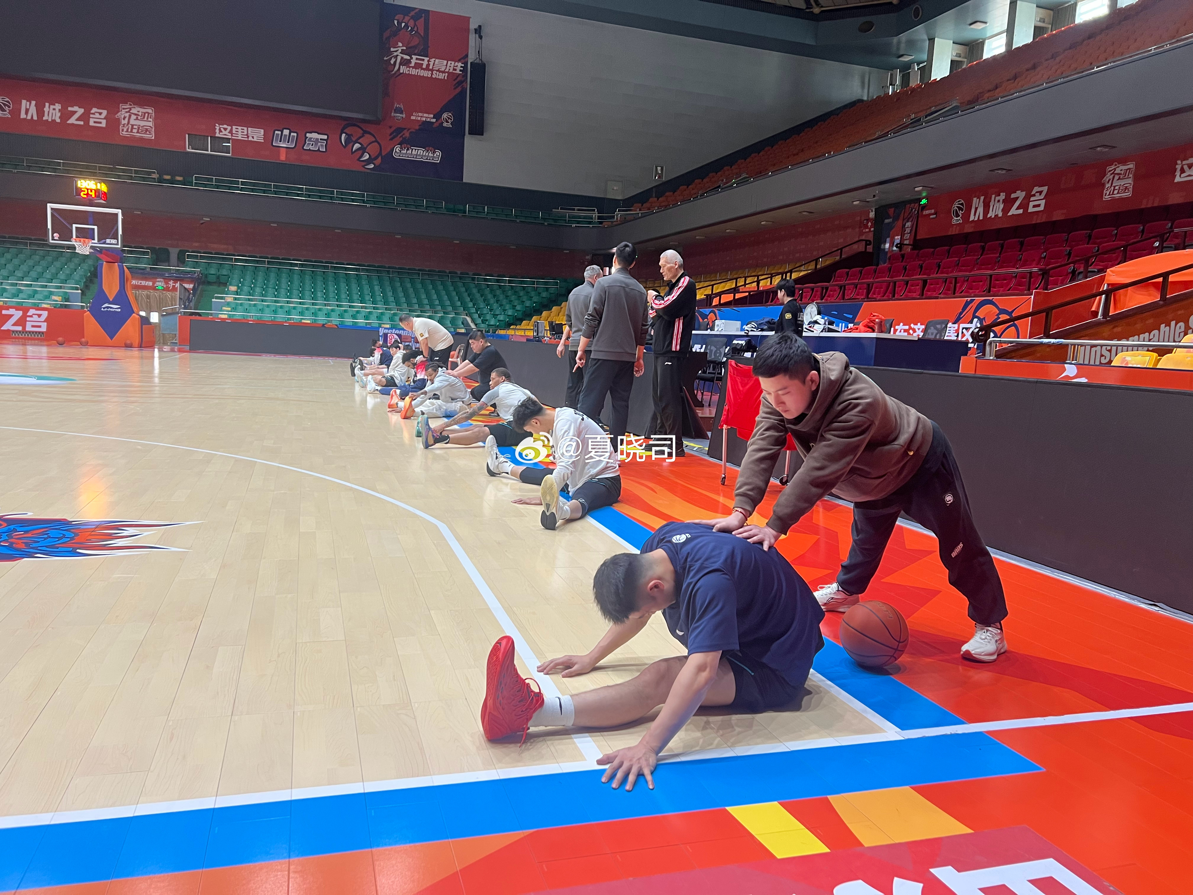 山东男篮省体恢复调整，明天出发四川，外援约翰逊提前半小时就来到球馆投篮训练。 