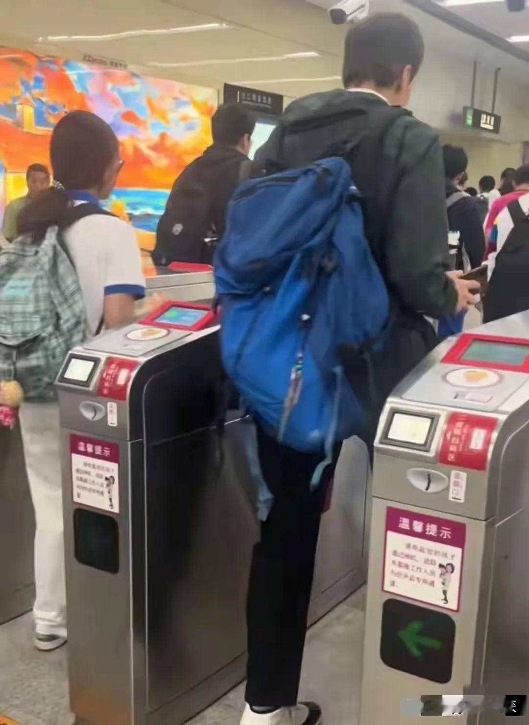 天津。
某教培机构外教，尾随乘客“蹭闸机”逃票，有人反映该外国人不是第一次这样做