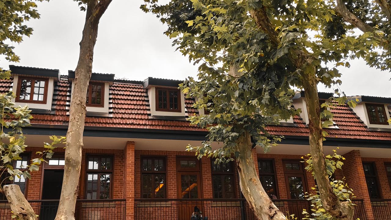 《南京闹市藏着一片民国老建筑，围挡多年养在深闺，即将开放》
   要说南京繁华地