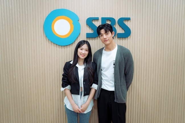 韩剧定档金惠奫朴所罗门 主演SBS新金土剧虽然从今天开始是人类 公开剧本研读照，