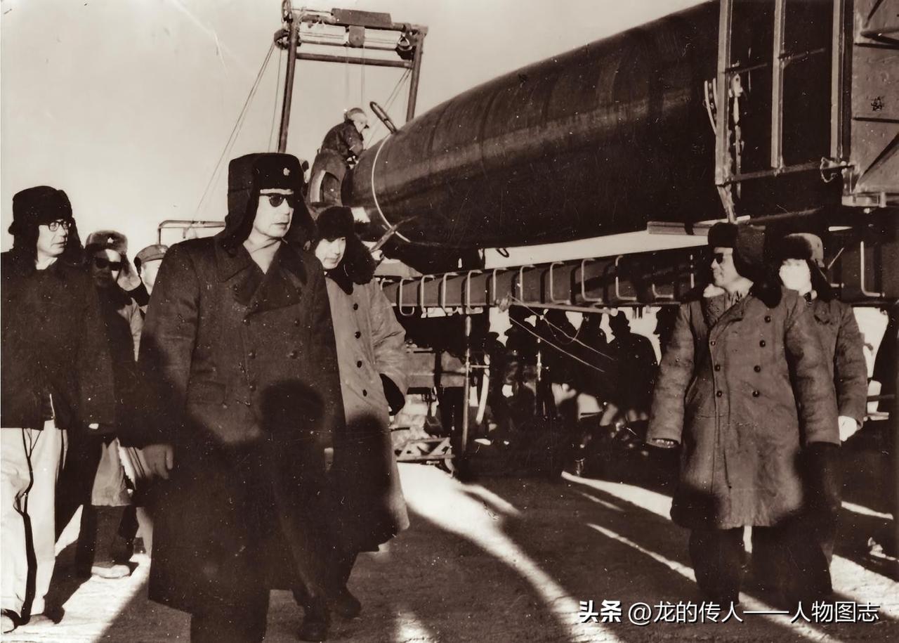 1966年10月，钱学森（左三）等陪同聂荣臻视察即将进行发射试验的中近程导弹和核