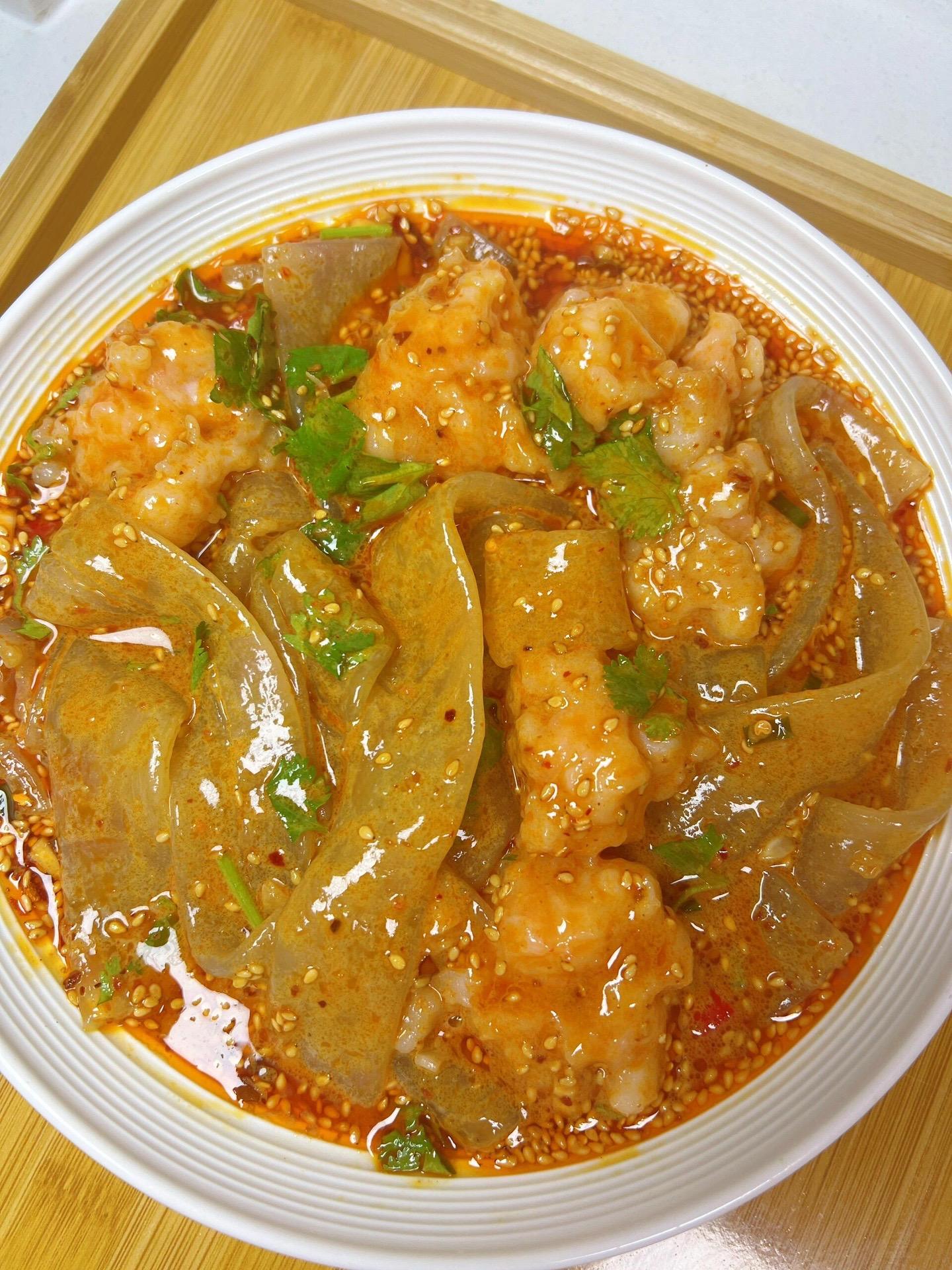 这个虾滑宽粉真的绝了。虾滑鲜香Q弹，宽粉裹满了麻酱汁，连吃一个月都不腻，做法也巨简单，快去试试吧！
做法：
1碗中放蒜末，辣椒粉，芝麻，葱花，小米辣，淋热油，加2勺生抽，1勾蚝油，1勺陈醋，1勺糖，倒入调好的芝麻酱搅匀
2.虾滑和宽粉煮熟过一遍凉水，倒入酱汁碗中，加香
菜