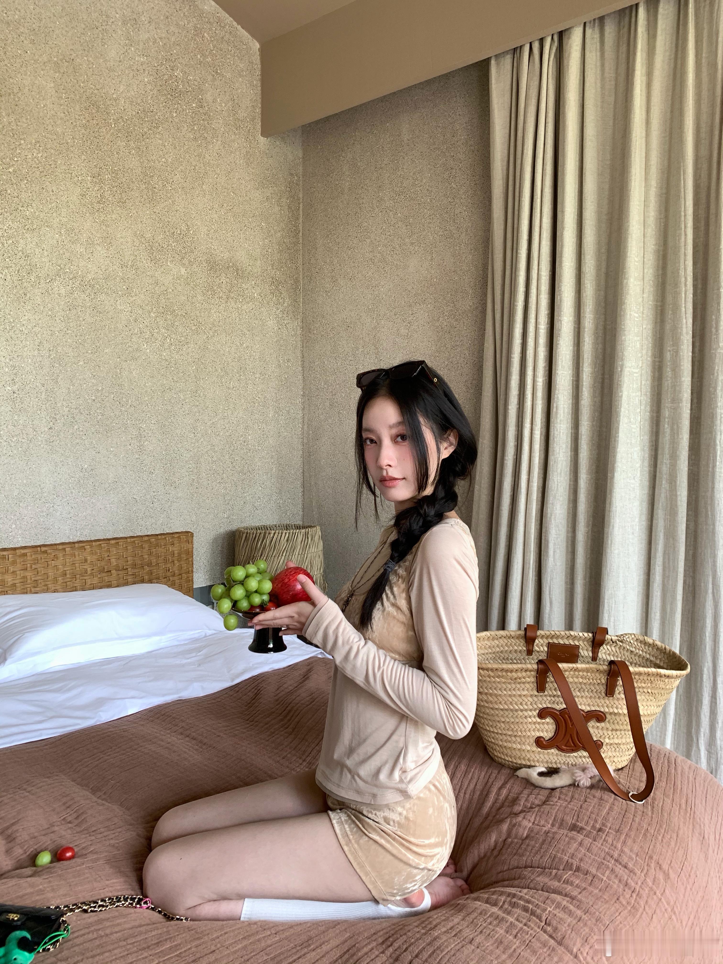 夜深人静 我悄悄的来啦丝绒三件套 vs 白色连衣裙喜欢哪一个的姐妹比较多呢jiu